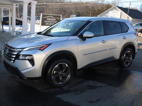 Used 2024 Nissan Rogue SV image 4