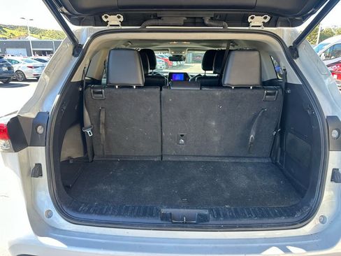 Used 2023 Toyota Highlander XLE image 4