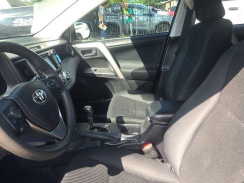Used 2018 Toyota RAV4 LE FWD image 4
