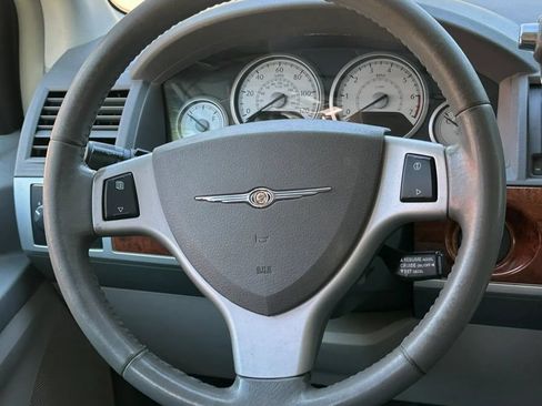Used 2008 Chrysler Town & Country Touring FWD image 18