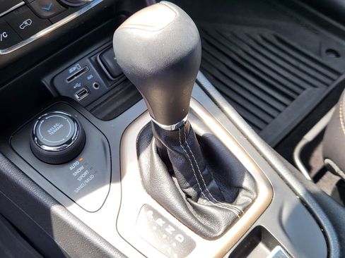 Used 2017 Jeep Cherokee Limited AWD/4WD image 13