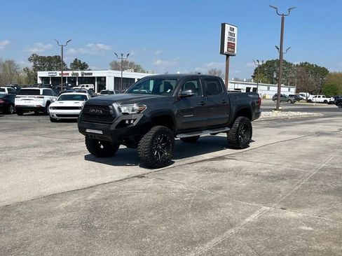 Used 2017 Toyota Tacoma TRD Sport image 30