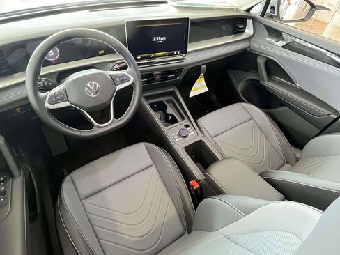 New 2025 Volkswagen Tiguan SE image 9