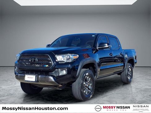 Used 2017 Toyota Tacoma TRD Off-Road w/ Premium & Technology Package image 4