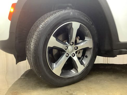 Used 2023 Jeep Grand Cherokee Limited image 28