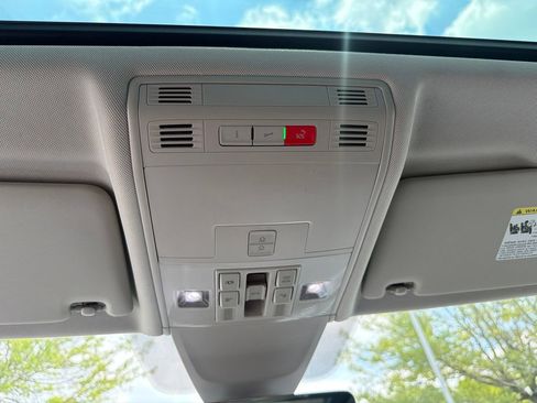 Used 2023 Volkswagen Tiguan SE w/ Panoramic Sunroof Package FWD image 25
