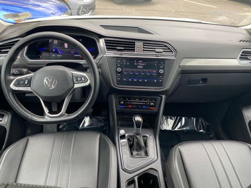 Certified 2024 Volkswagen Tiguan SE w/ Panoramic Sunroof Package FWD image 12
