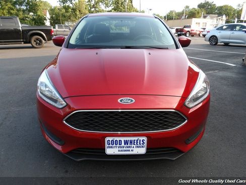 Used 2018 Ford Focus SE FWD image 2