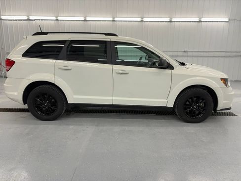Used 2020 Dodge Journey SE w/ Blacktop Package FWD image 2