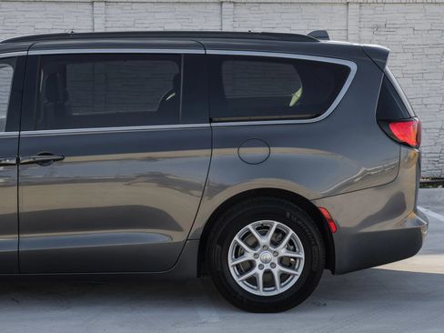 Used 2020 Chrysler Voyager Lxi image 14
