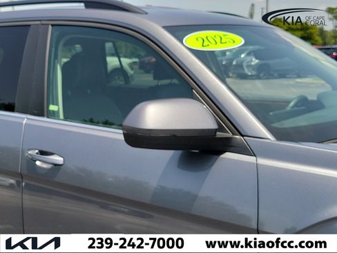 Used 2025 Volkswagen Atlas SE FWD image 8