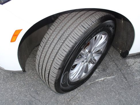 Used 2022 Buick Enclave Essence image 17