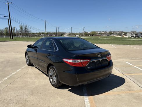 Used 2017 Toyota Camry SE image 3
