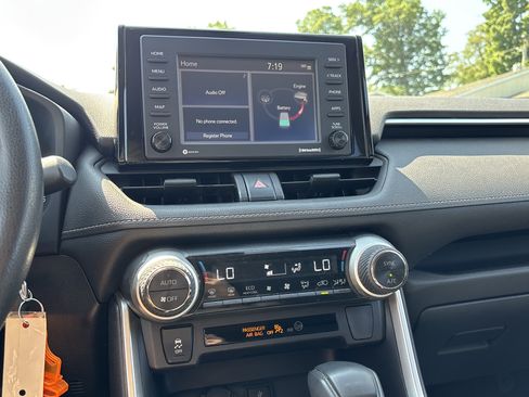 Used 2021 Toyota RAV4 LE AWD/4WD image 18