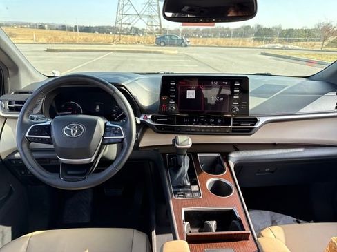 Used 2022 Toyota Sienna XLE image 18