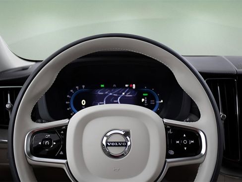 Certified 2024 Volvo XC60 T8 Ultimate w/ Protection Package Premier image 4