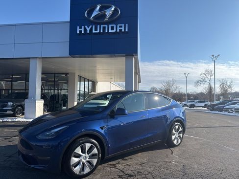 Used 2024 Tesla Model Y Long Range image 1
