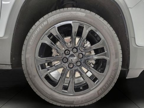 Used 2023 GMC Acadia SLT w/ Elevation Edition image 4