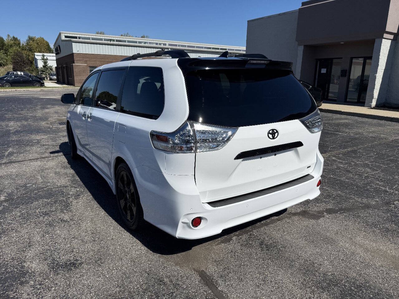 Used 2020 Toyota Sienna SE Premium w/ Nightshade Edition FWD image 7