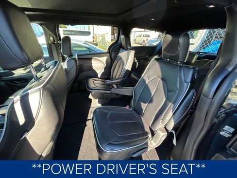 Used 2025 Chrysler Pacifica Limited image 10