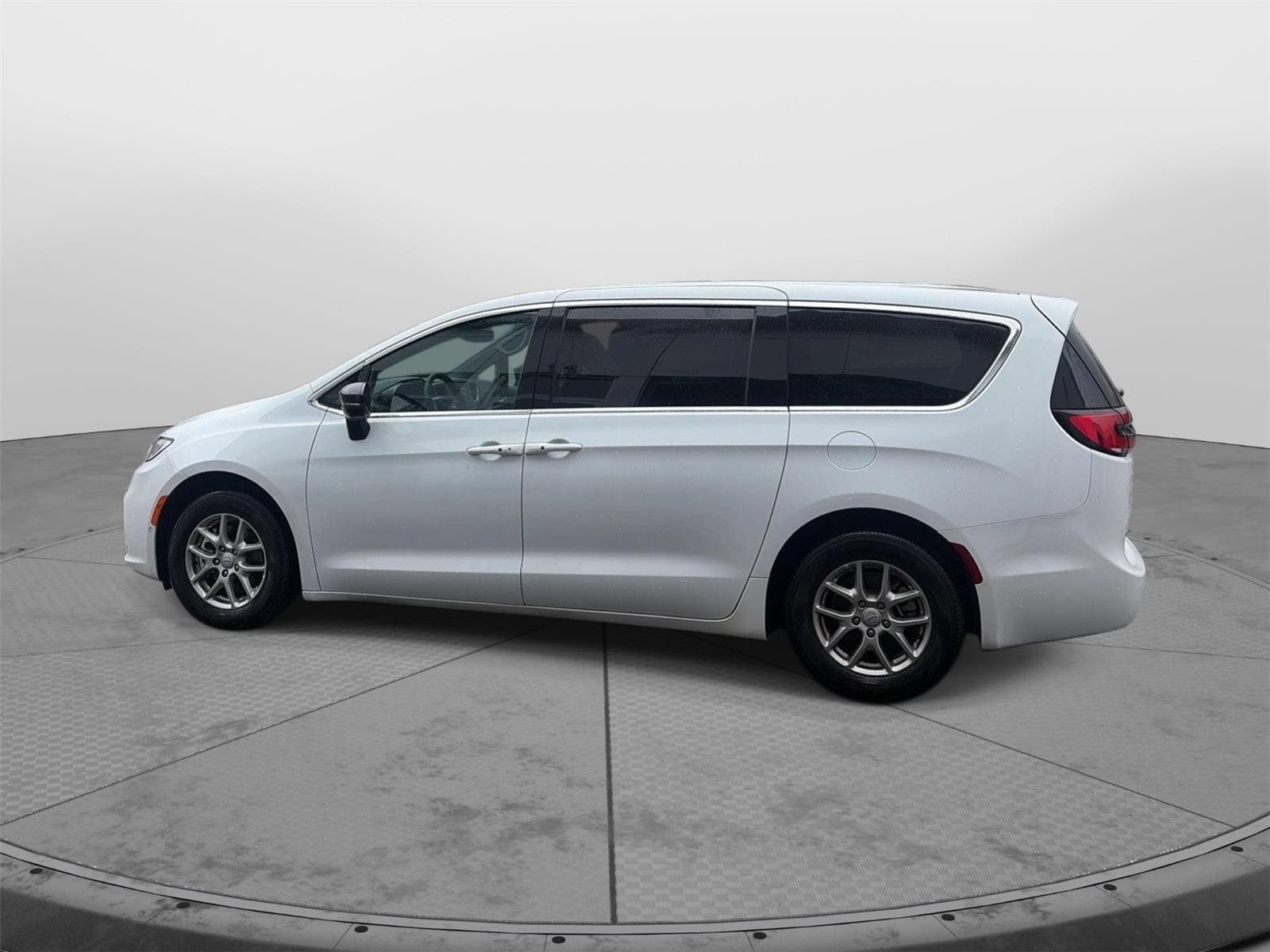 Used 2026 Chrysler Pacifica Select FWD image 8