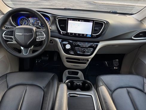 Used 2024 Chrysler Pacifica Touring-L image 26