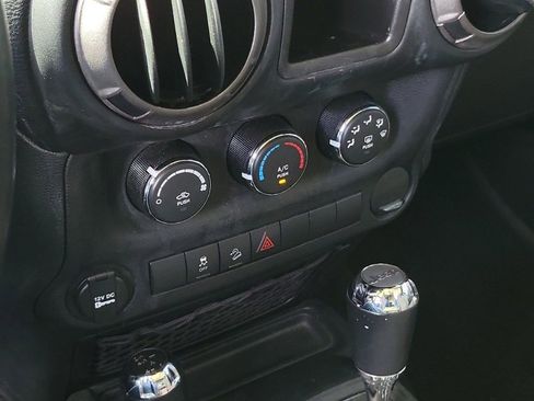 Used 2018 Jeep Wrangler Sport w/ Connectivity Group AWD/4WD image 27