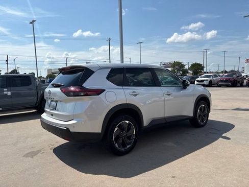 Used 2025 Nissan Rogue SV FWD image 3