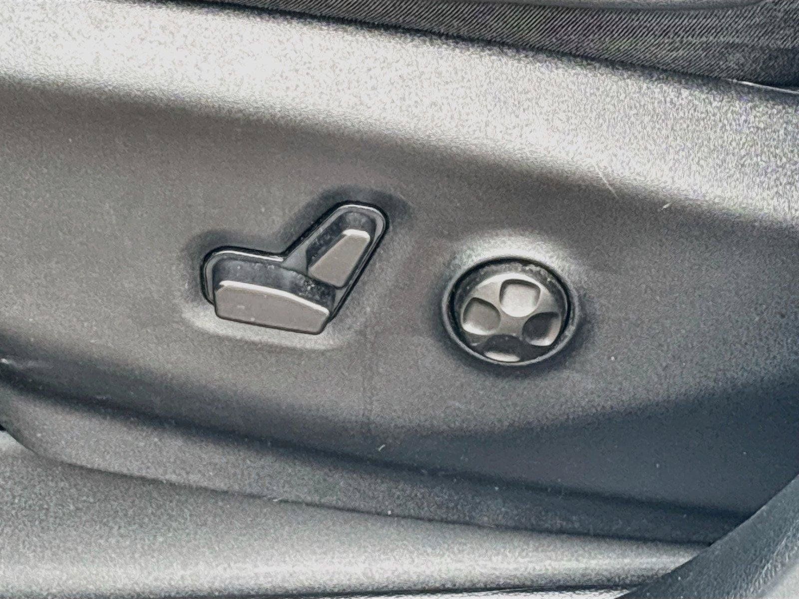 Certified 2025 Chrysler Pacifica Select FWD image 21