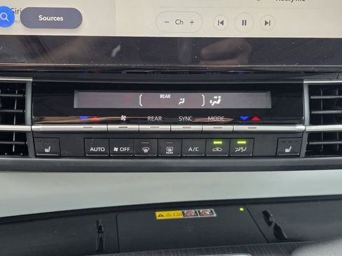 Used 2025 Toyota Sienna XLE FWD image 17
