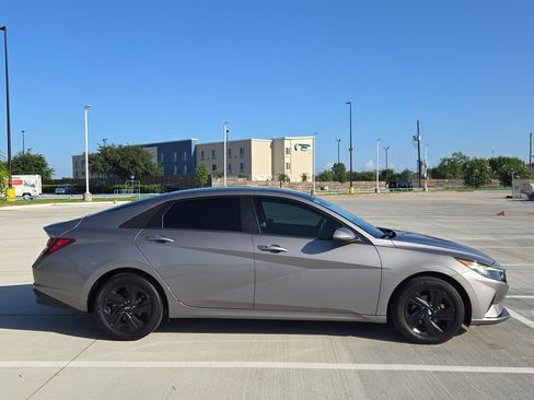 Used 2021 Hyundai Elantra SEL FWD image 2