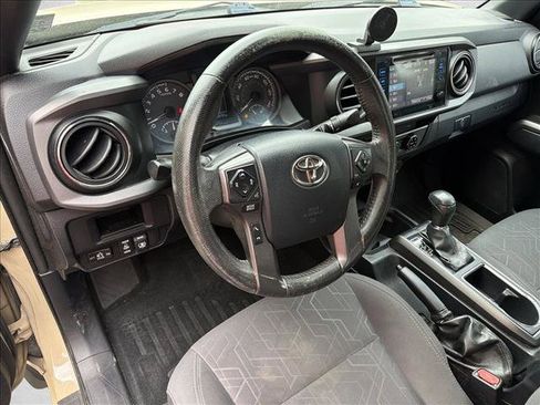 Used 2017 Toyota Tacoma TRD Sport w/ Tow Package (A/T) AWD/4WD image 13