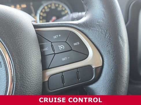 Used 2017 Jeep Renegade Latitude image 4