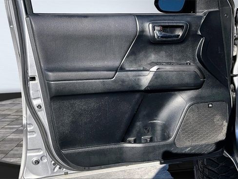 Used 2016 Toyota Tacoma TRD Sport image 25