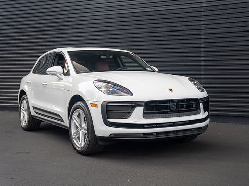 Certified 2026 Porsche Macan AWD/4WD image 26