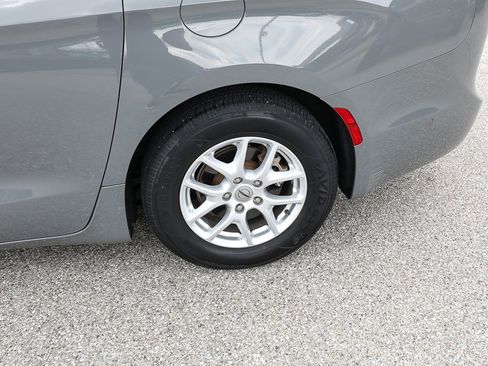 Used 2022 Chrysler Pacifica Touring-L FWD image 4