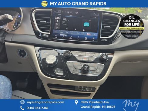 Used 2023 Chrysler Pacifica Touring-L FWD image 19