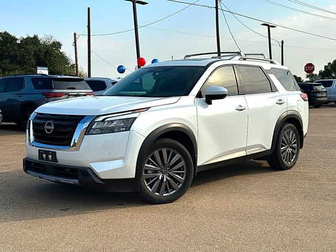 Used 2025 Nissan Pathfinder SL w/ SL Premium Package FWD image 2