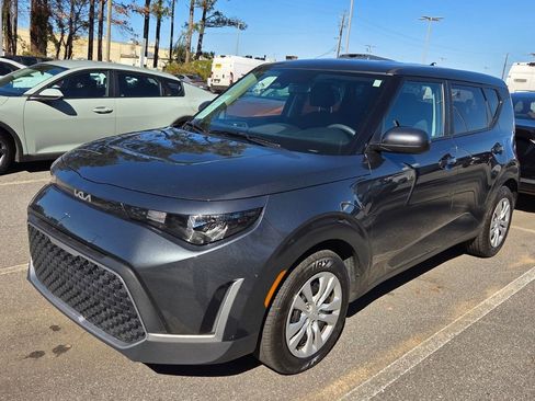 Used 2025 Kia Soul LX image 3