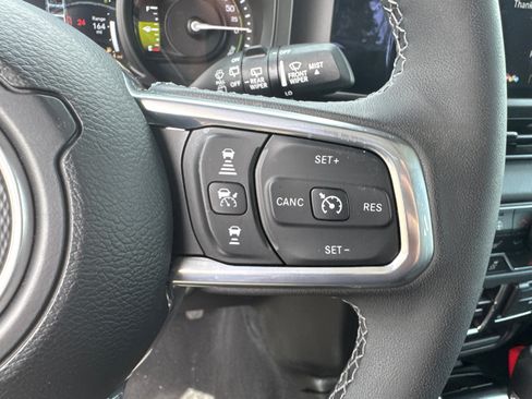 Used 2025 Jeep Wrangler Sahara image 31