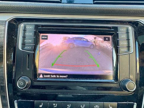 Used 2018 Volkswagen Passat 2.0T SE FWD image 15