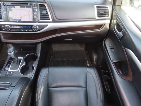 Used 2018 Toyota Highlander XLE image 28
