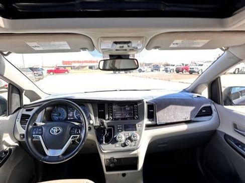 Used 2019 Toyota Sienna XLE w/ XLE Navigation Package image 29