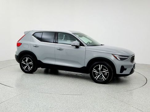 Certified 2025 Volvo XC40 B5 Core image 3