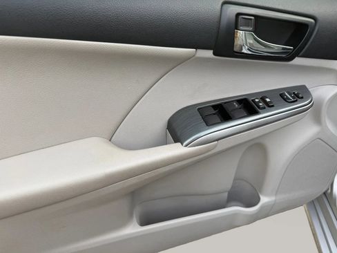 Used 2012 Toyota Camry XLE w/ Leather Pkg image 12