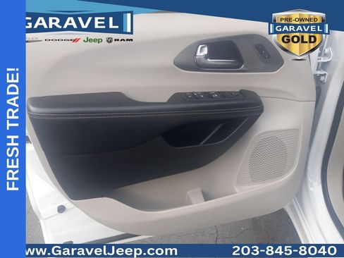 Used 2022 Chrysler Pacifica Touring-L FWD image 17