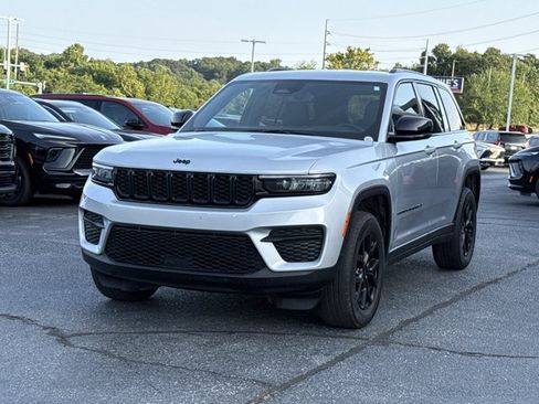 Used 2024 Jeep Grand Cherokee Altitude AWD/4WD image 11