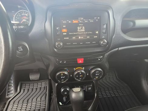 Used 2017 Jeep Renegade Latitude AWD/4WD image 40