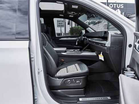 Used 2025 Cadillac Escalade V image 32