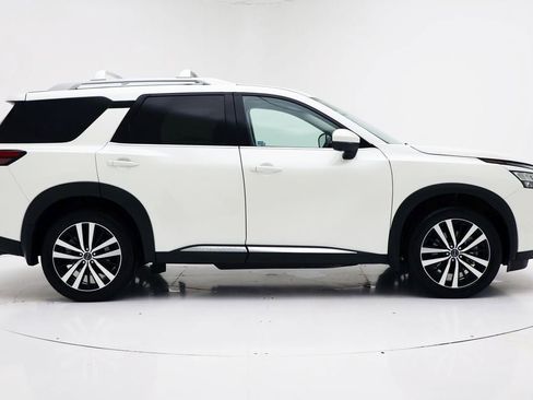Used 2023 Nissan Pathfinder Platinum image 2